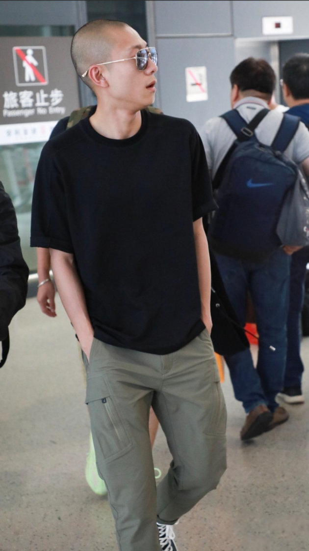 张一山现身机场,光头造型吸睛,大佬气场全开!__财经头条
