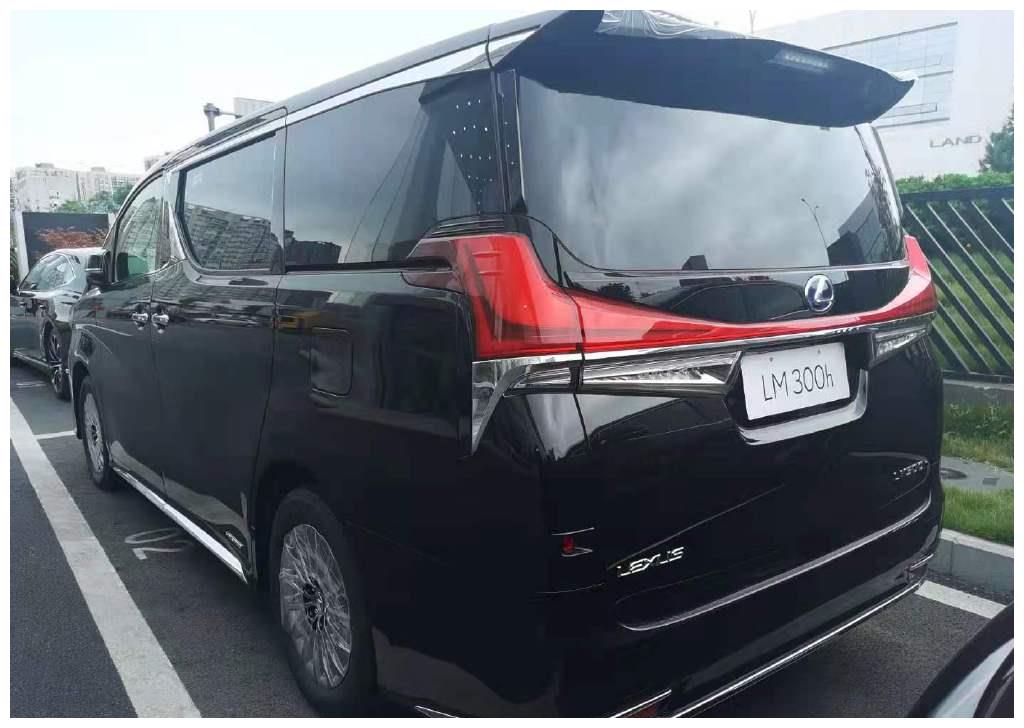 奢华商务mpv开着气派空间表现不错雷克萨斯lm300h实车