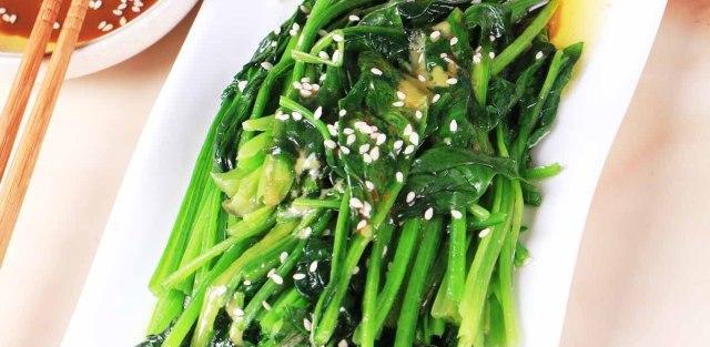 美食精选:芥末菠菜,三色小炒,快手小泡菜,韭菜炒海肠子的做法