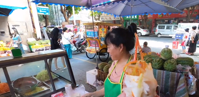 江油大姐在水果店里卖小吃,素菜统统10元1斤,没有肉却更好吃休闲区蓝鸢梦想 - Www.slyday.coM 江油大姐在水果店里卖小吃,素菜统统10元1斤,没有肉却更好吃休闲区蓝鸢梦想 - Www.slyday.coM