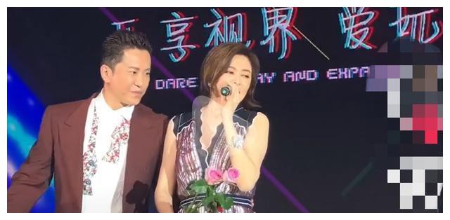 老戏骨也互撕?毛宁关之琳出席活动,一个动作看呆网友:欺人太甚