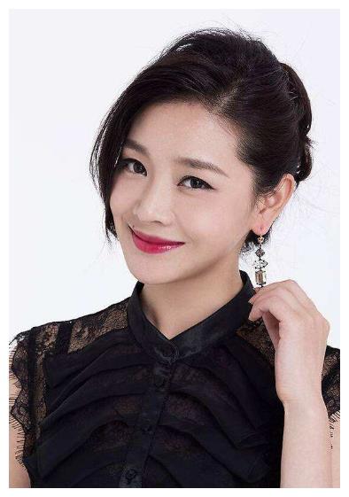 她是《浮沉》中张嘉泽的女朋友,是用情至深的断芹".