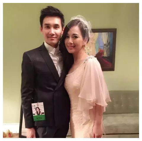 而且即便如今的陈松伶颜值不在,身材走样,更在结婚多年来没有孩子,但