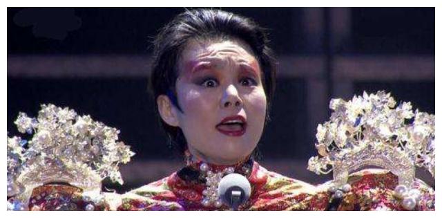 "神曲教母"龚琳娜,"忐忑"半生遭诸多非议,嫁老外成神仙眷侣