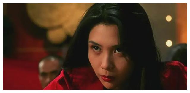 后面又讨巧找来郑裕玲梅艳芳,打着赌圣续集的口号,制作了《赌霸》