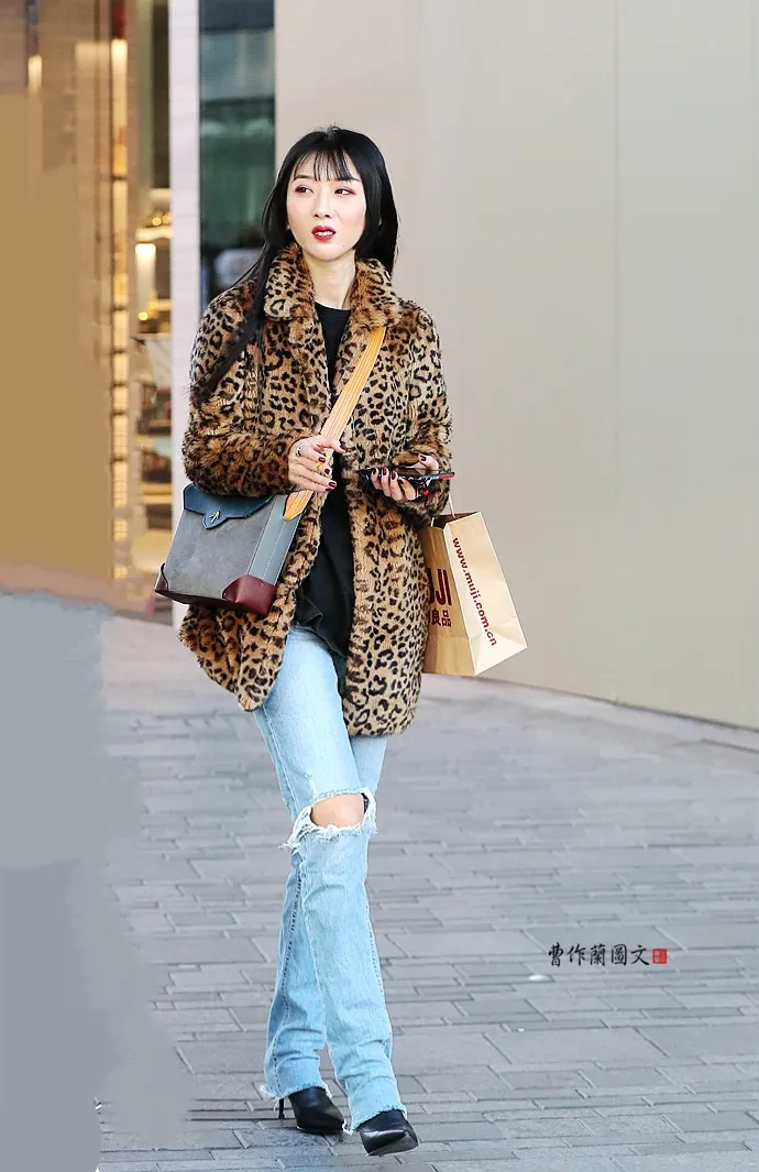 街拍时尚指数爆棚的冬季豹纹装美女
