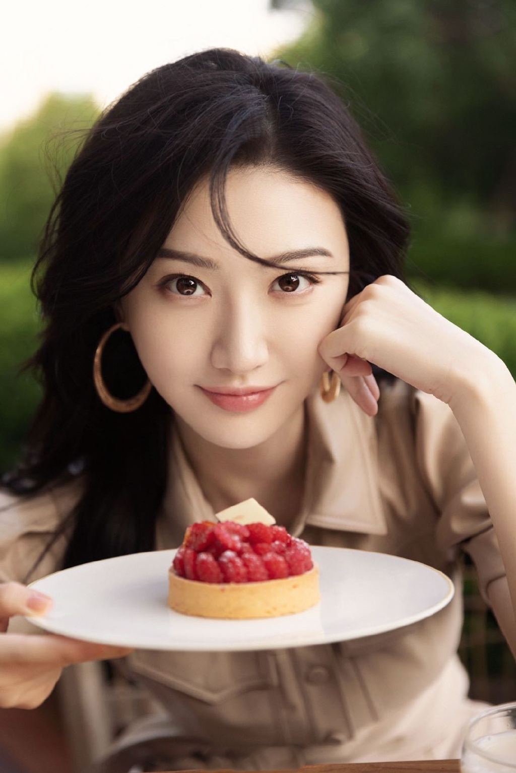 景甜身穿卡其色衬衫裙超显身材,长卷发造型慵懒随性优雅迷人