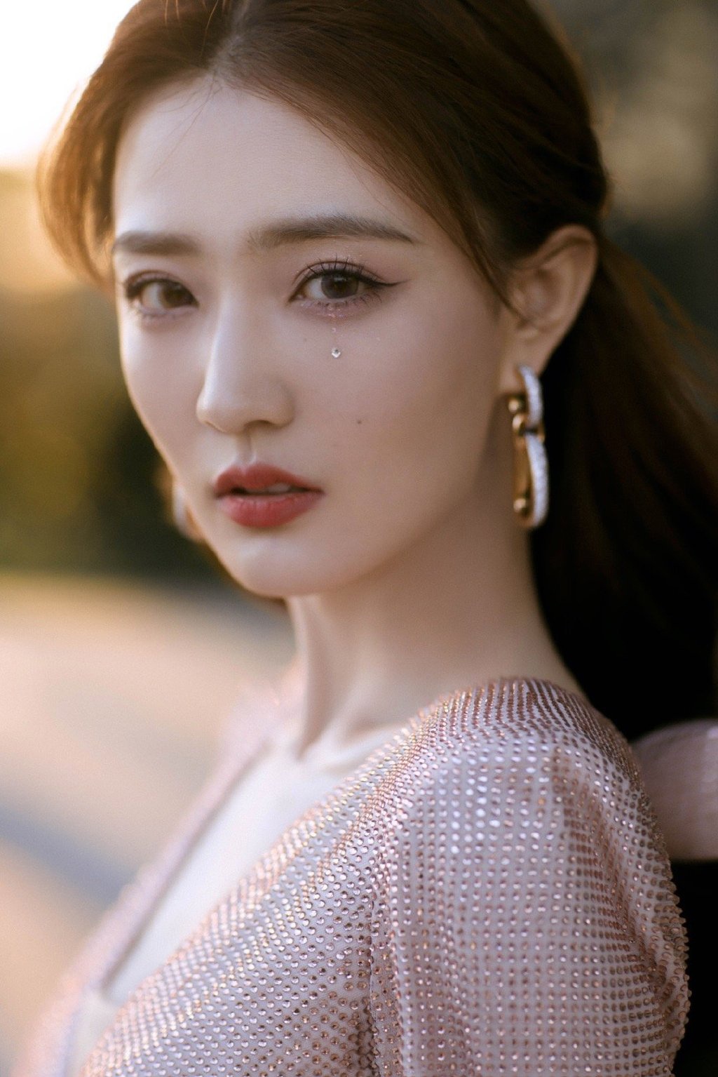 徐璐身穿一袭深v露腰礼服,一展优越的肩颈线与完美身材