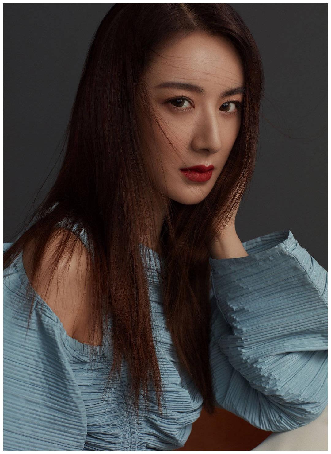 薇娅节目杂志上不停,精致妆容突显过人美貌,与直播间模样大不同|妆容|直播间|美貌_新浪新闻