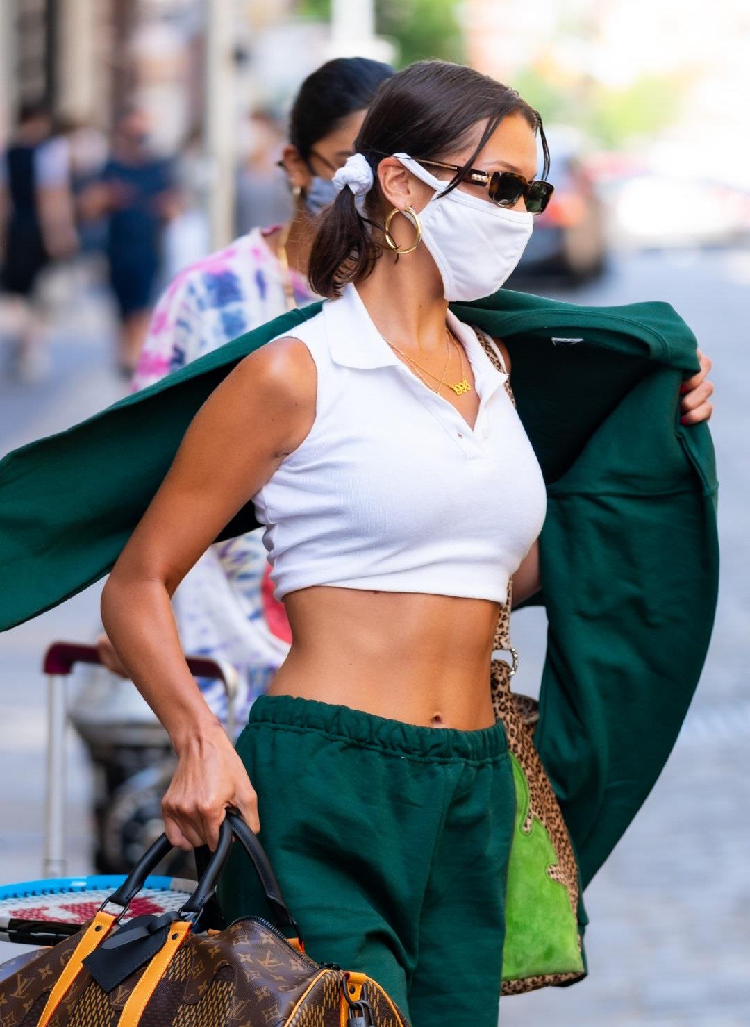 贝拉·哈迪德穿白色短t恤秀完美腹肌很健美,姐姐吉吉大秀孕肚