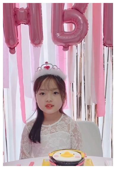 可以看出权律2也是普通人,她会长大的,权律2在网上公布了她的生日照片