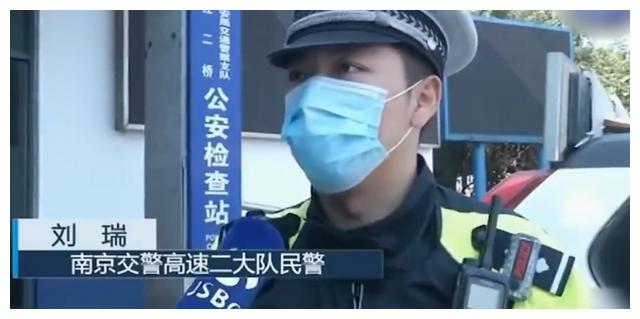 大巴司机开车玩手机被举报，面对交警竟谎称：在看导航休闲区蓝鸢梦想 - Www.slyday.coM