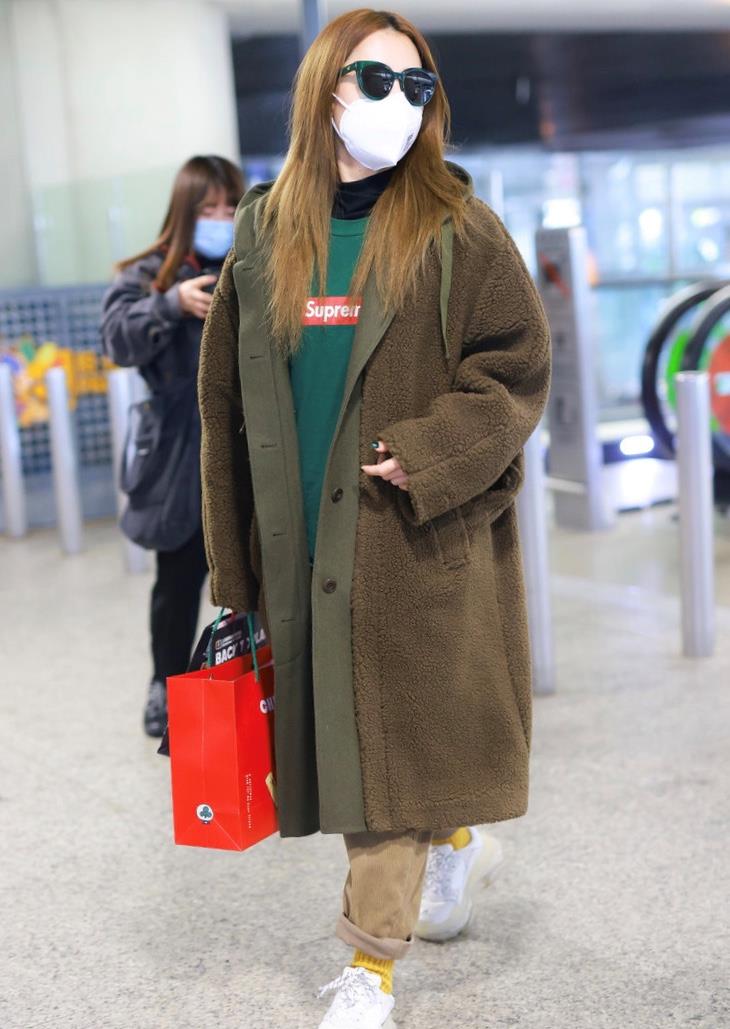 白冰才是真正的穿搭高手,羊羔毛外套配卫衣,用黄色袜子来提亮