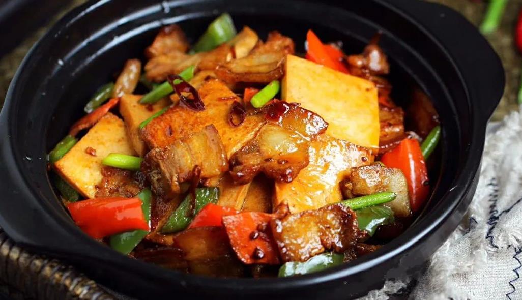 美食看点>正文>【千叶豆腐烧肉】主料五花肉:250;千页豆腐:400辅料盐