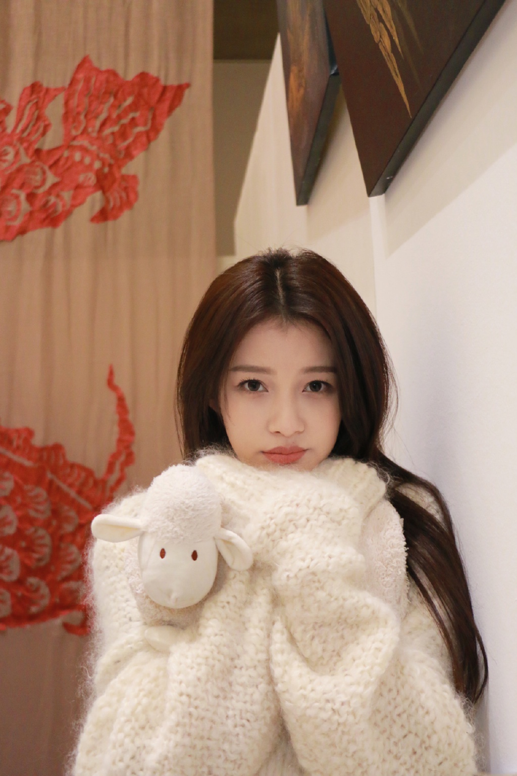 孙怡身着白色针织衣甜美可爱,软糯温暖的造型太可人了