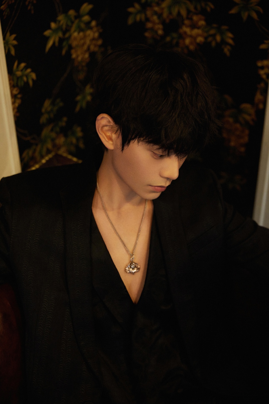 丁禹兮一身黑色暗纹西装,珍珠圆圈耳饰等配饰的点缀更是点睛之笔