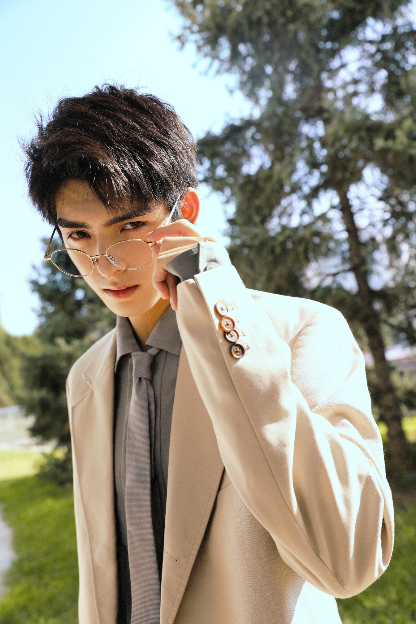 王皓轩西装写真曝光 俊朗帅气眼镜杀变身雅痞绅士