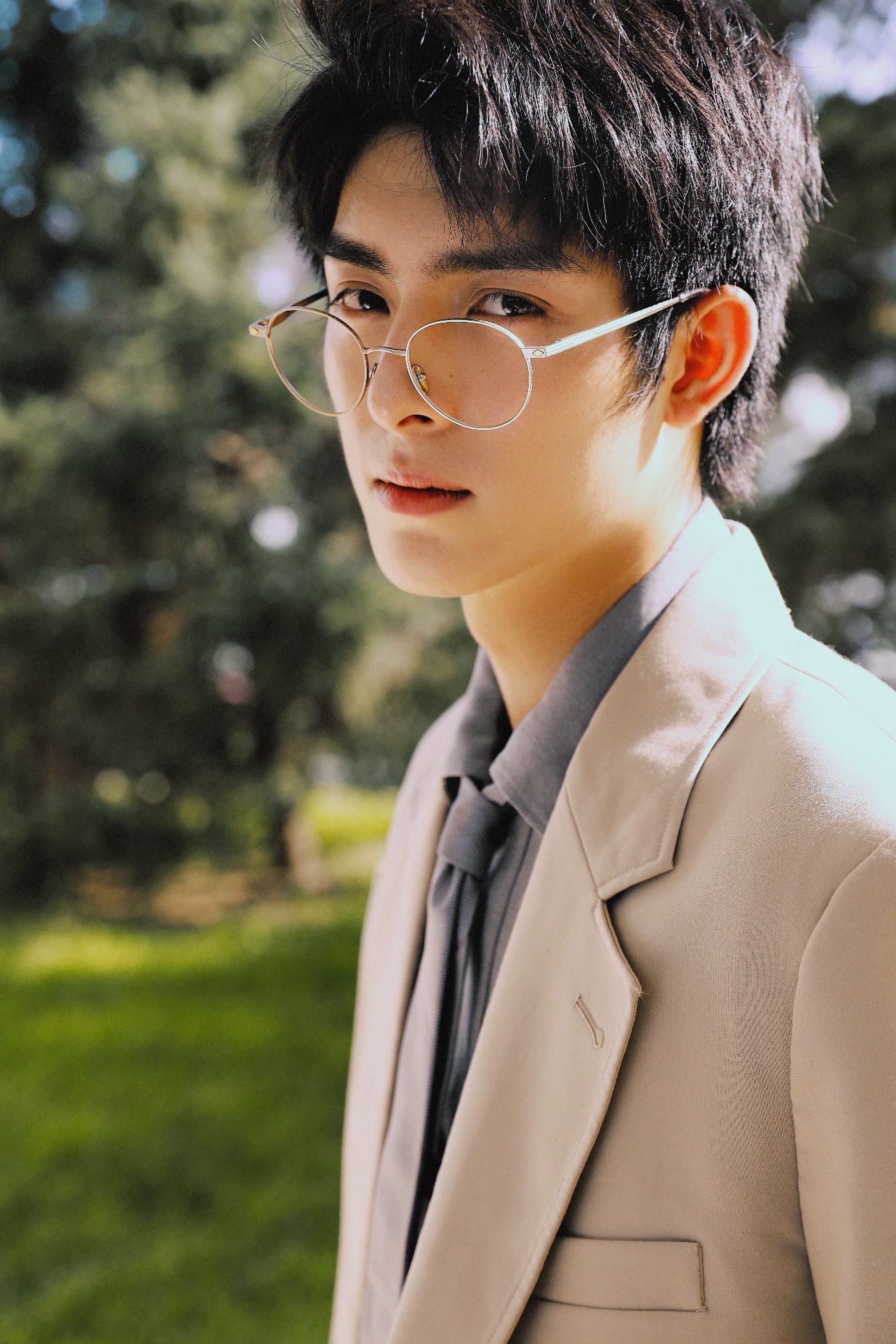 王皓轩西装写真曝光 俊朗帅气眼镜杀变身雅痞绅士