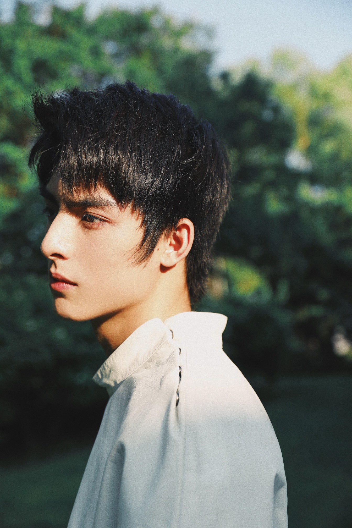 王皓轩西装写真曝光 俊朗帅气眼镜杀变身雅痞绅士