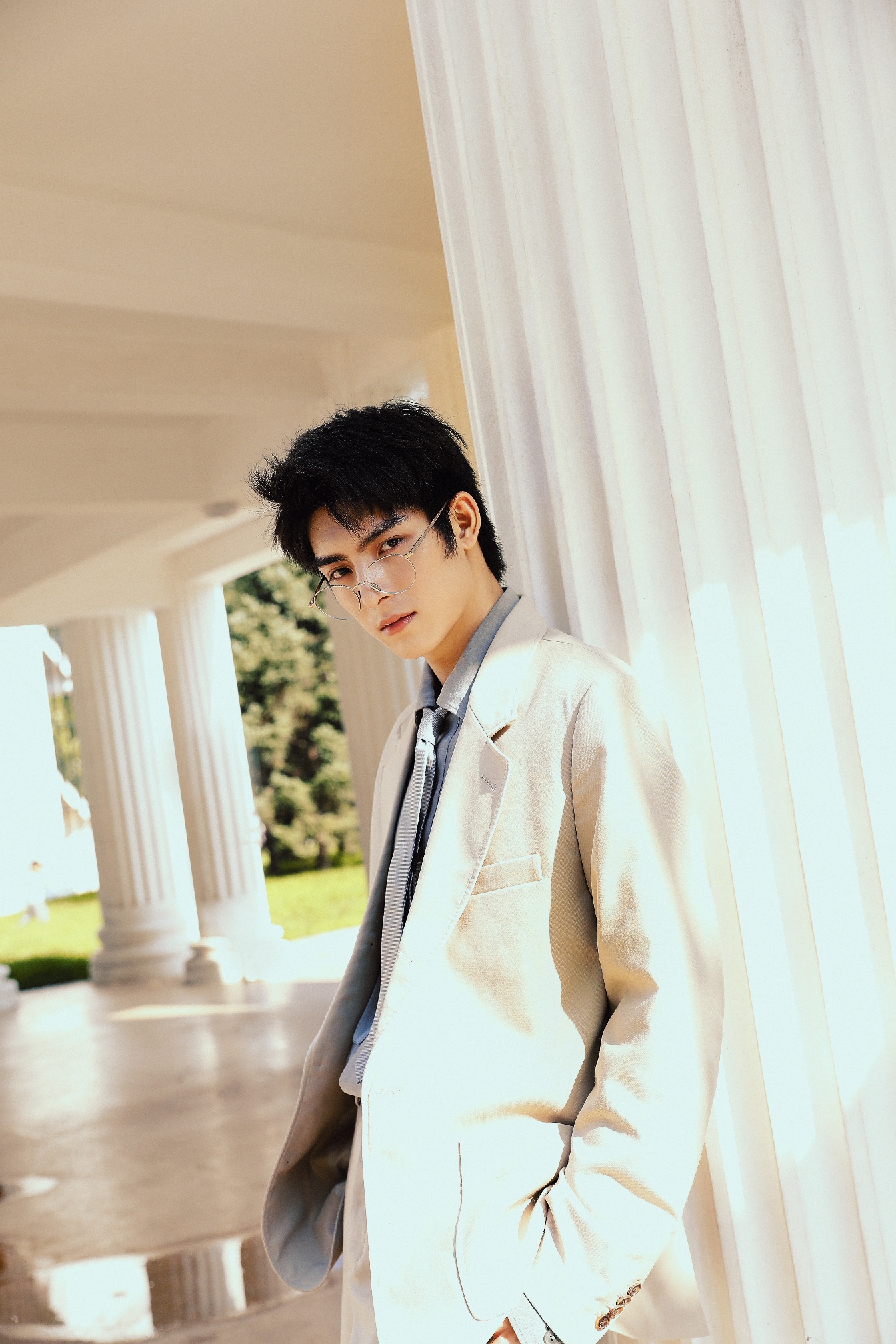 王皓轩西装写真曝光 俊朗帅气眼镜杀变身雅痞绅士