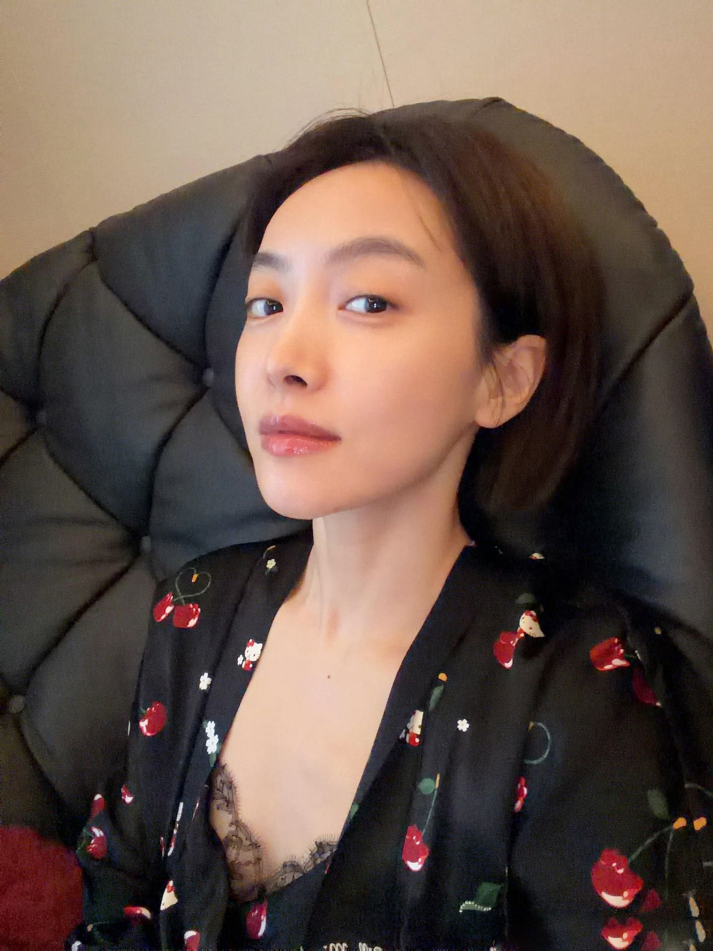 宋茜的一组居家穿搭，蕾丝元素的搭配，性感的氛围感拿捏得刚刚好