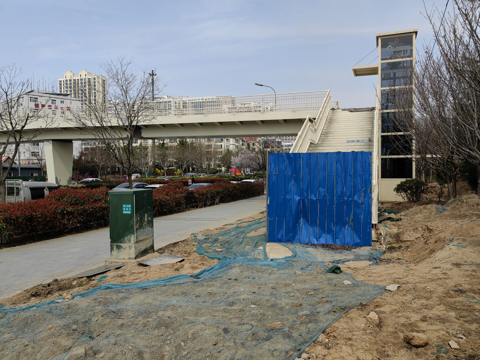 劲松五路天桥迟迟未投用 施工方近期将组织施工|青岛市|山东省|家居装修|人行天桥|市北区_新浪新闻