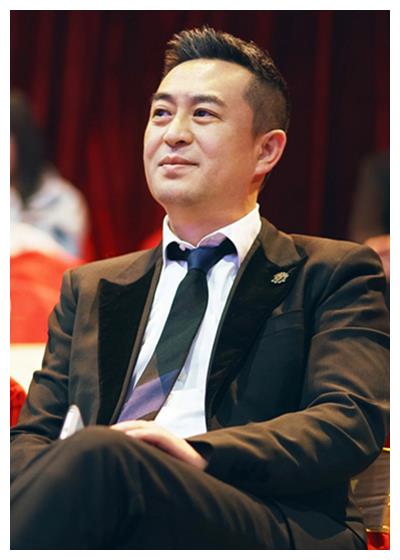 "大叔"张嘉译50岁了?作为"男神"外貌没变,身体却太让人揪心