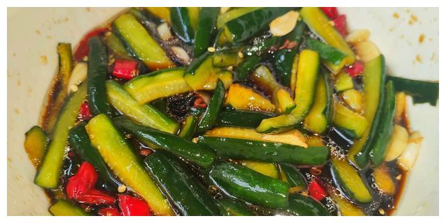 教你秘制腌黄瓜,简单易做的爽口小菜,甜辣爽口,放半年都不坏!