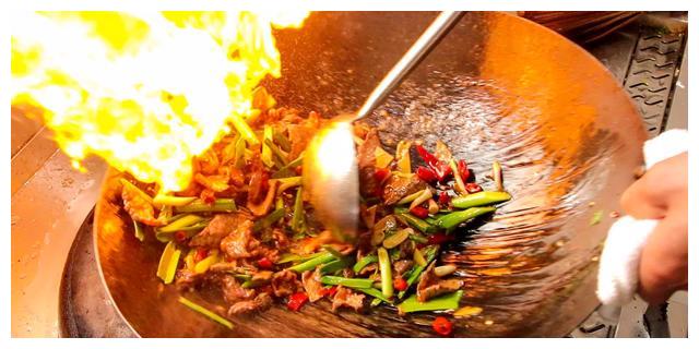 厨师长用蒜苗炒牛肉照着这个方法蒜苗青翠牛肉又嫩又爽滑