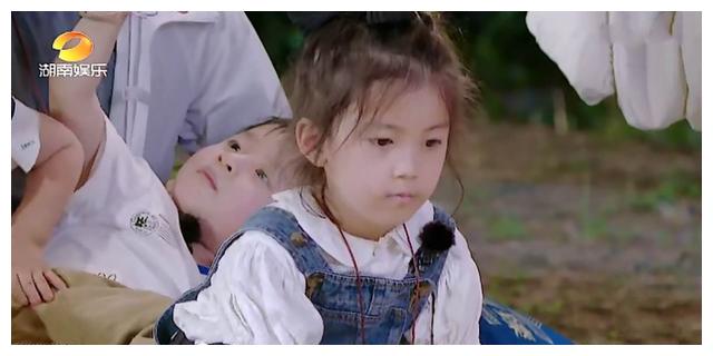 《奇妙小森林》5岁的婉清不怎么爱表达,郑爽化身为暖心姐姐上线