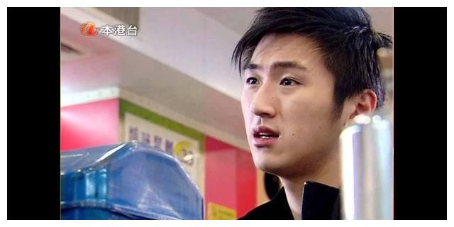 "亚视谢霆锋"伍伟乐收入不够养家,转行开公交车:觉得自己没用__财经