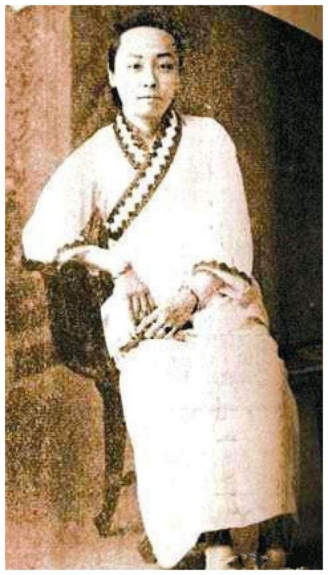 她三次出嫁 三度丧夫 飘零半生未育一子一女 晚年甘为亡夫守灵 洪钧 赛金花 魏斯炅 新浪新闻