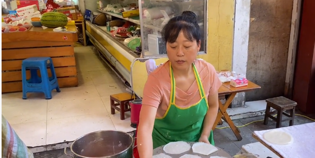 江油大姐在水果店里卖小吃,素菜统统10元1斤,没有肉却更好吃休闲区蓝鸢梦想 - Www.slyday.coM 江油大姐在水果店里卖小吃,素菜统统10元1斤,没有肉却更好吃休闲区蓝鸢梦想 - Www.slyday.coM