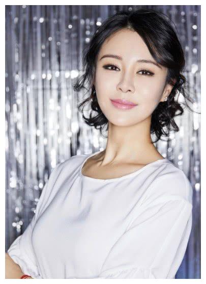 当然啦,因为参演的戏比较少,她除了是演员的身份以外,还是投资人和
