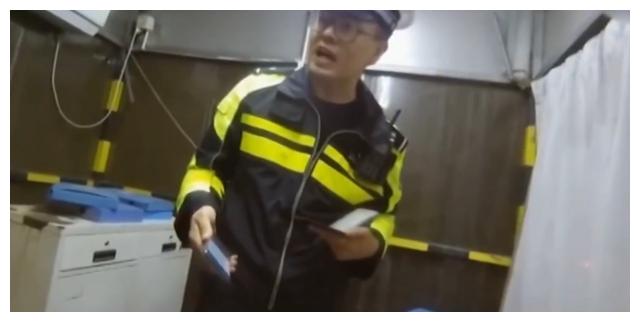 大巴司机开车玩手机被举报，面对交警竟谎称：在看导航休闲区蓝鸢梦想 - Www.slyday.coM