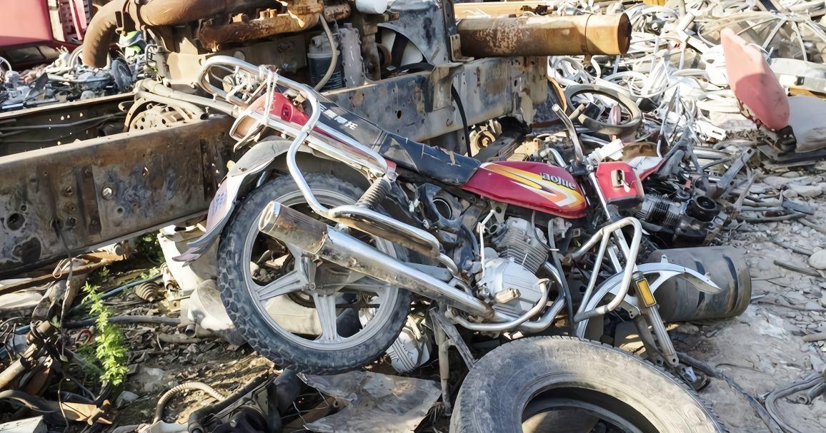 摩托车坏了当废铁卖?聪明人拆了这两个零件,或许能换一辆车