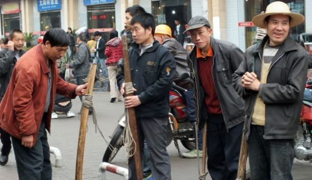 重庆这一职业即将消失,鼎盛时期达到40万人,如今却不到一万人|棒棒军|重庆|职业_新浪新闻
