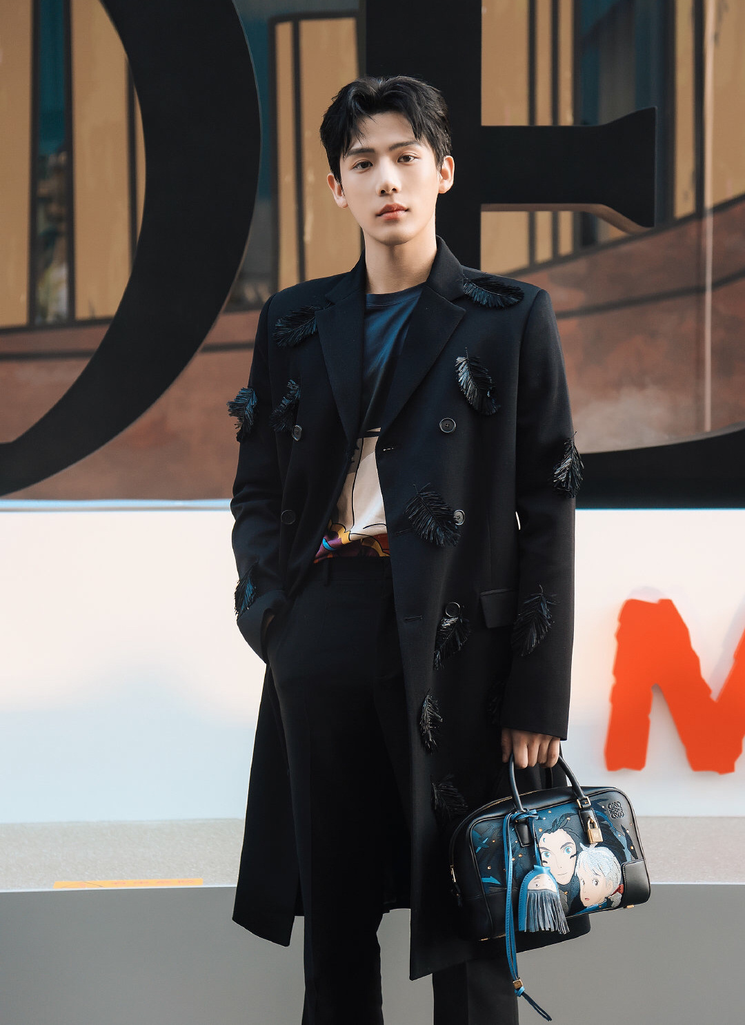 王安宇一身品牌联名黑大衣出席loewe x 哈尔的移动城堡活动