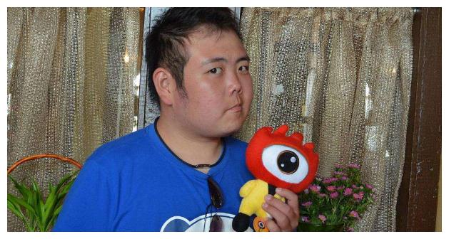 这个小胖的名字叫做钱志君,没有火起来之前,只是一个平凡的不能再平凡