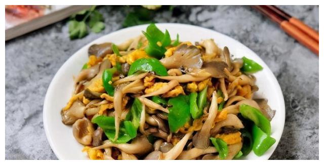 炒蘑菇时别直接下锅炒了教你个好吃的做法看着就直流口水