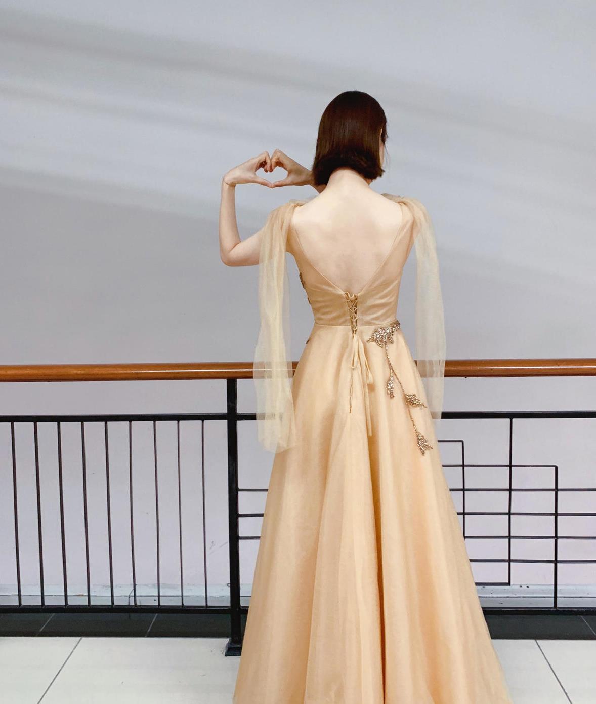 王冠气质就是好穿香槟色薄纱连衣裙配齐肩发美得高贵又大方