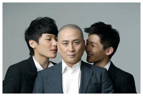 婚后的姜坤给汤镇业生下了   双胞胎儿子和一个女儿