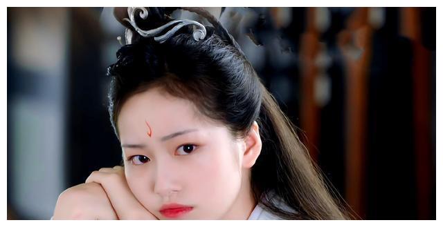 自从小银花修成人身之后,司凤便让她扮作点睛谷弟子