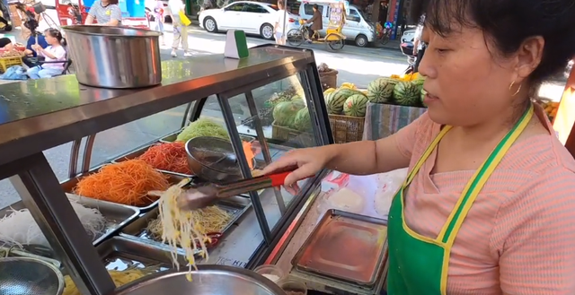 江油大姐在水果店里卖小吃,素菜统统10元1斤,没有肉却更好吃休闲区蓝鸢梦想 - Www.slyday.coM 江油大姐在水果店里卖小吃,素菜统统10元1斤,没有肉却更好吃休闲区蓝鸢梦想 - Www.slyday.coM