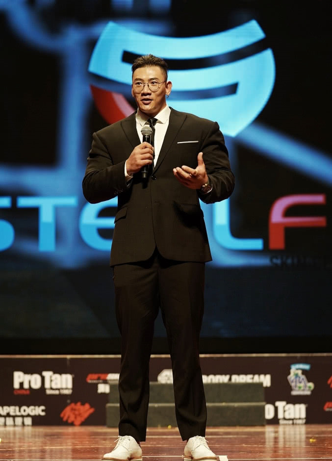 中国第一巨兽鹿晨辉:当过保安干过厨师,如今开公司当老总开豪车