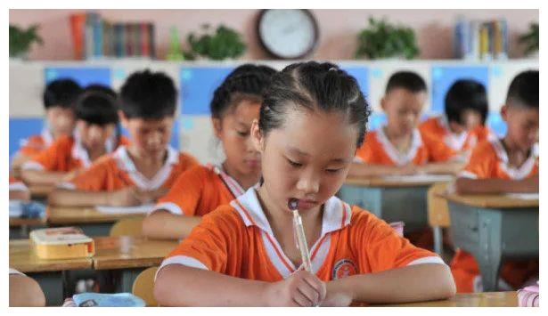 “9加9除3”等于多少?不了全班无一人答对,老师给出最终答案休闲区蓝鸢梦想 - Www.slyday.coM