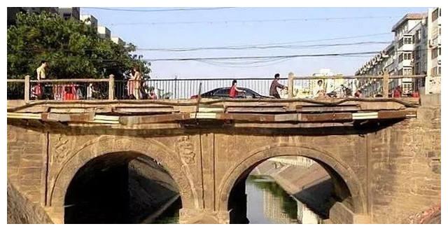 在惠济桥村夜晚比白天还要热闹,不仅可以看到小摊贩们在这里摆摊,夜市