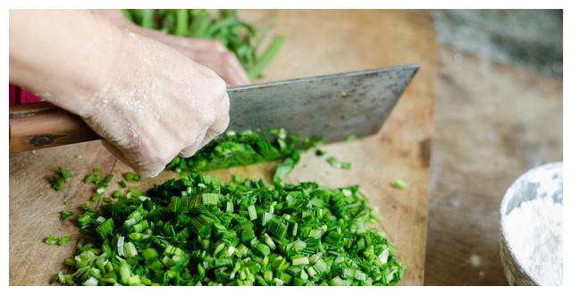 包韭菜饺子时韭菜切好不要直接拌多做这一步饺子更好吃