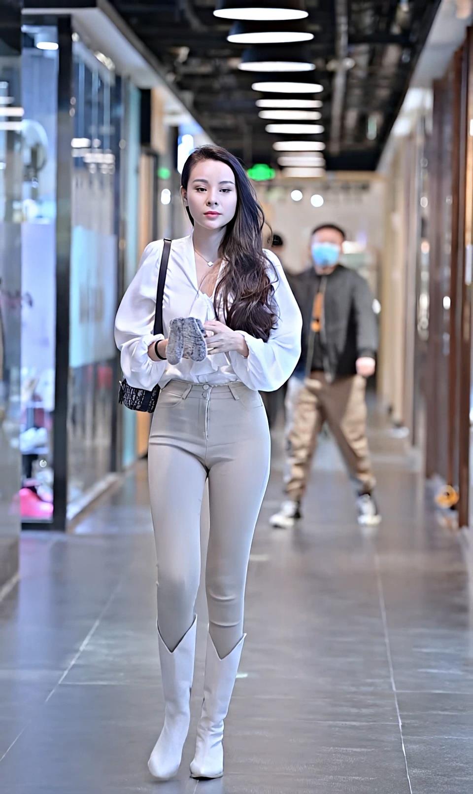 长靴搭配紧身裤,小姐姐长发及腰,魅力靓丽