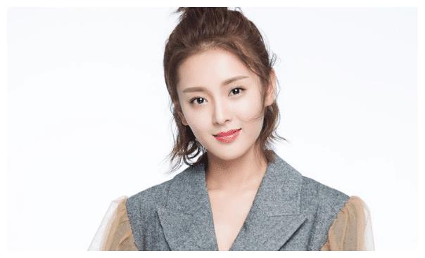 人到中年的小刘佳,还在出演偶像作品,获得了很高的评价